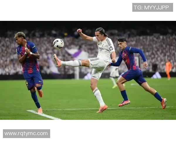 某球星足球场惊现跪地滑行一圈瞬间引发全场热议与掌声